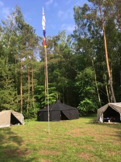 Zelte und Fahnenmast im Pfadfinder-Pfingstlager