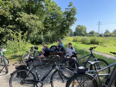 Pfadfinder auf Fahrrädern auf dem Weg nach Walsheim