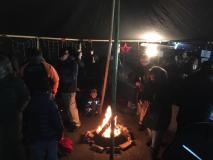 Ein Feuer hält das Zelt warm